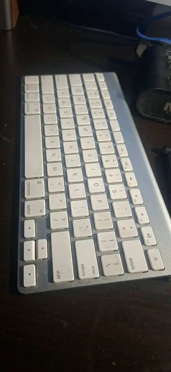 Computador iMac con periféricos - 4