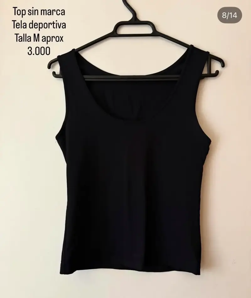 Top deportivo negro sin marca