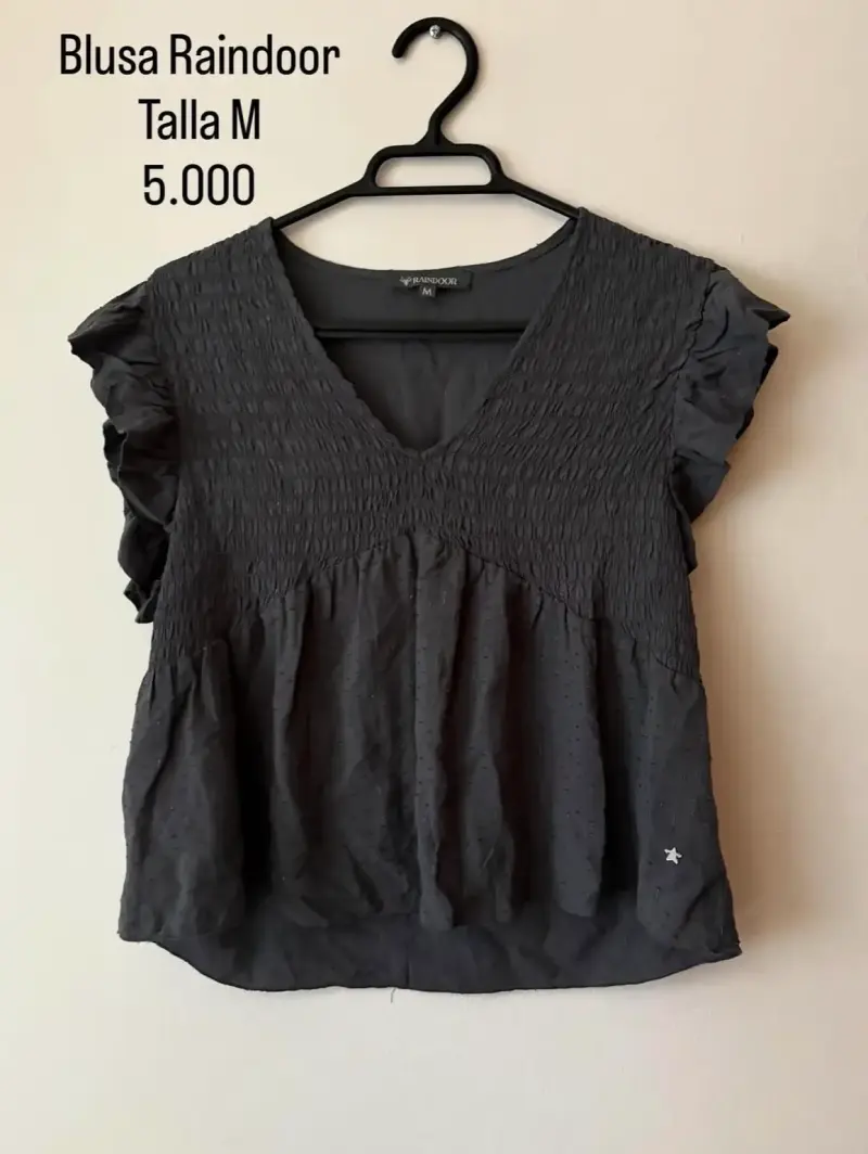 Blusa Raindoor negra con vuelos
