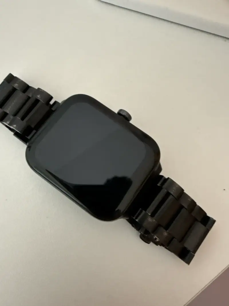 Reloj inteligente negro metálico