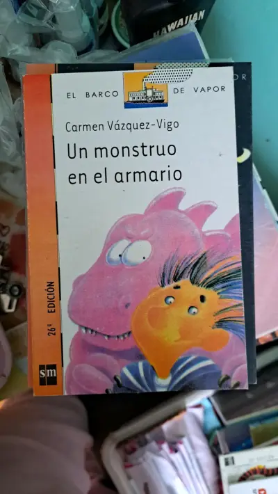Libro 'Un monstruo en el armario' y otro más - miniatura 1
