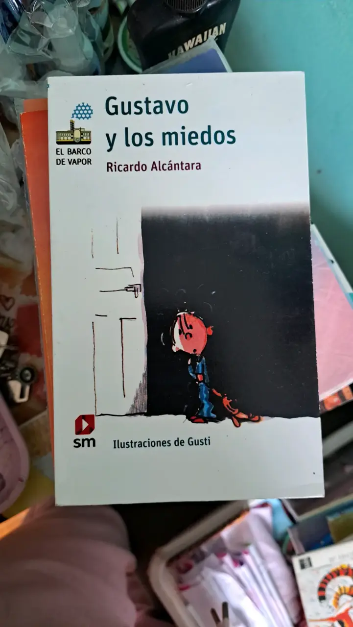 Libro 'Un monstruo en el armario' y otro más - 2