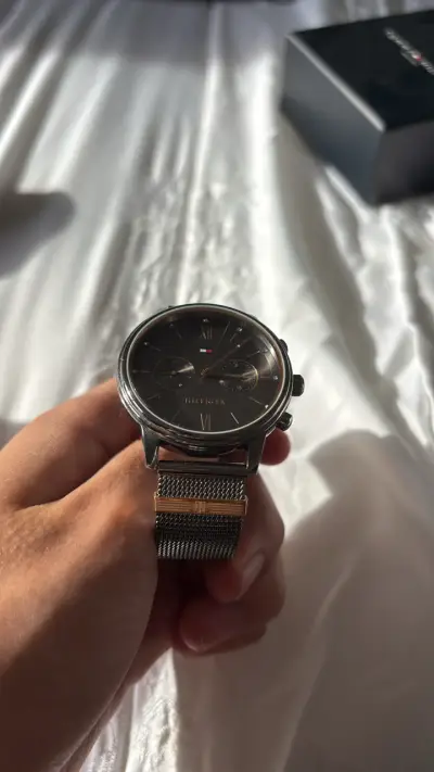 Reloj metálico elegante Tommy hilfiger - miniatura 1
