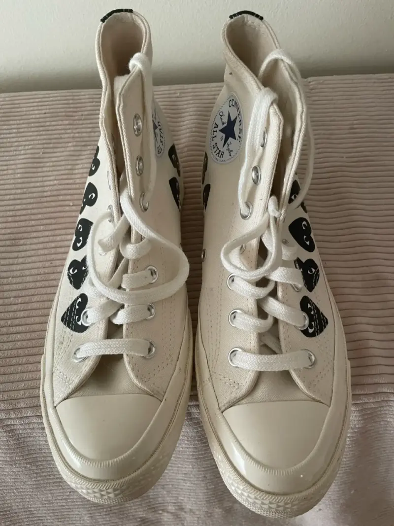 Zapatillas blancas con corazones - 1
