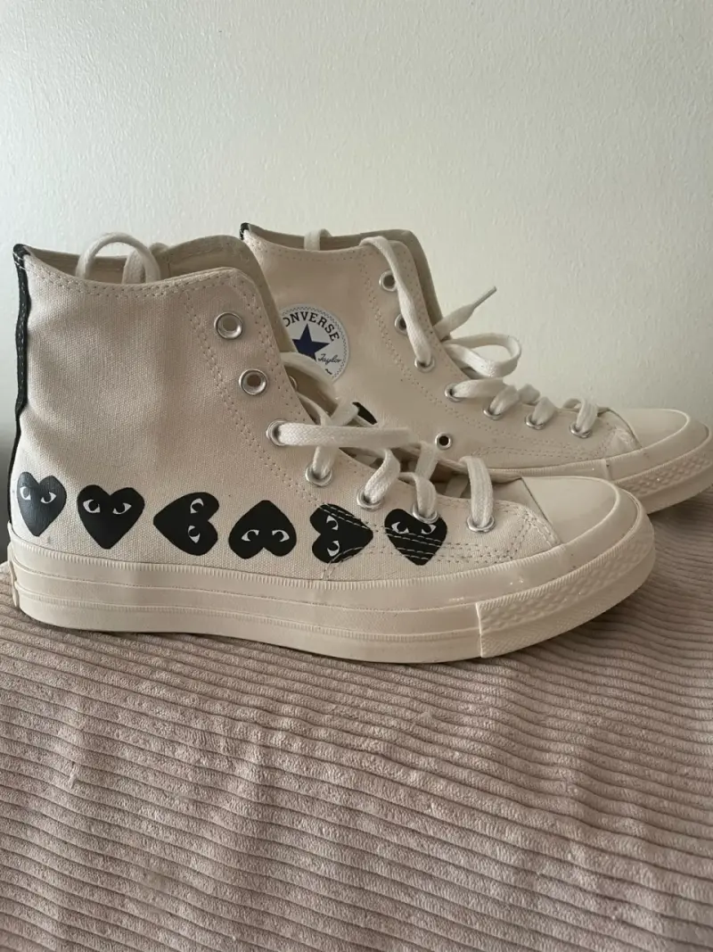 Zapatillas blancas con corazones - 2
