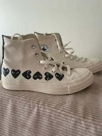 Zapatillas blancas con corazones - miniatura 2