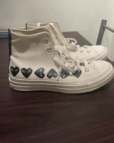 Zapatillas blancas con corazones - miniatura 3
