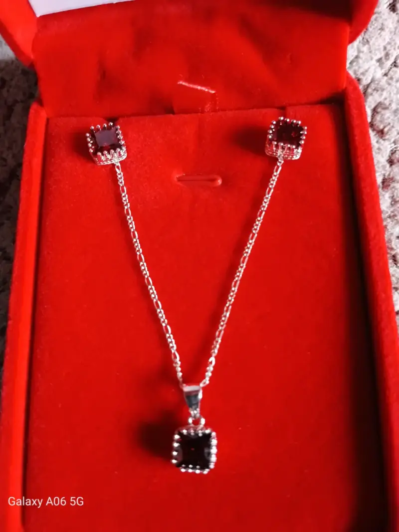 Juego de collar y pendientes rojo