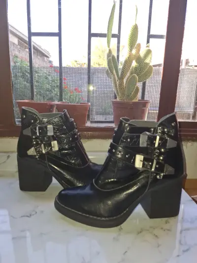 Botines de cuero negro con hebillas - miniatura 1