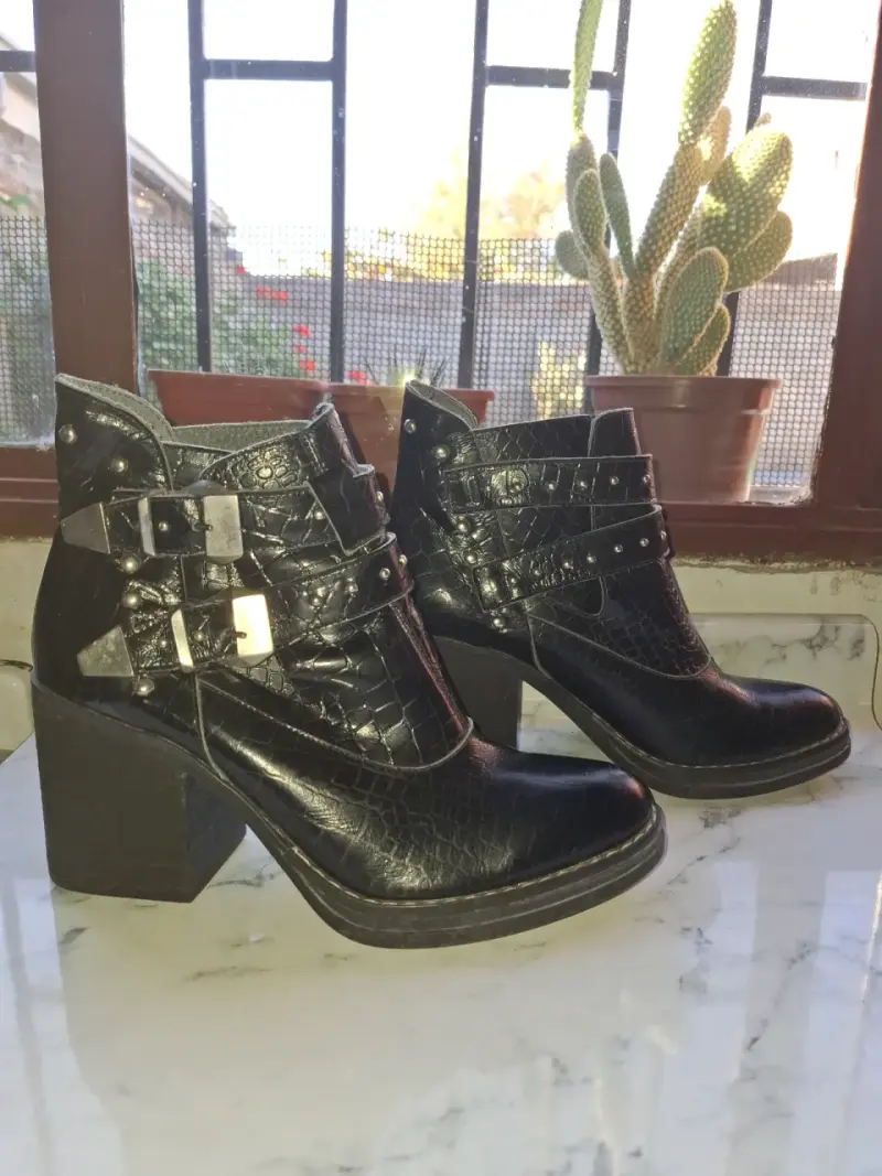 Botines de cuero negro con hebillas - 2