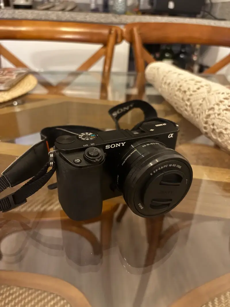 Cámara Sony α6000 con lente - 1