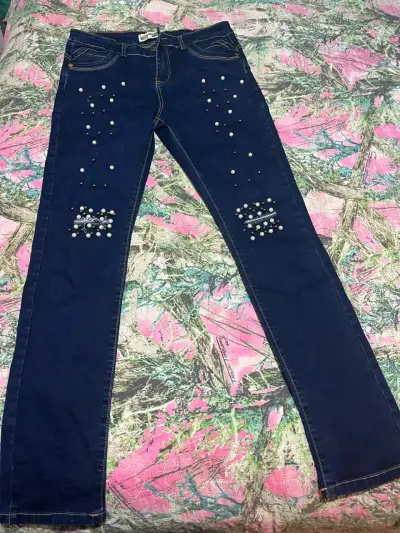 Jeans azul con perlas decorativas - miniatura 1