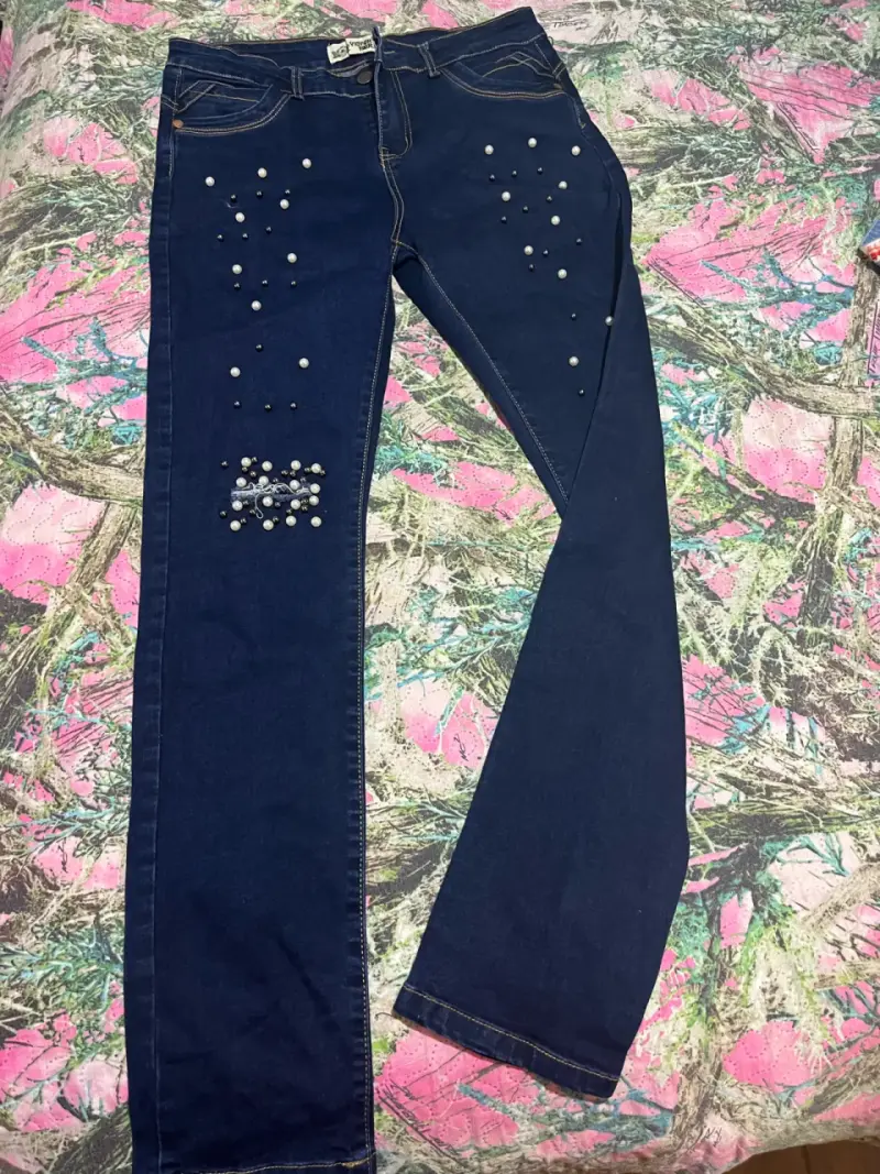 Jeans azul con perlas decorativas - 2