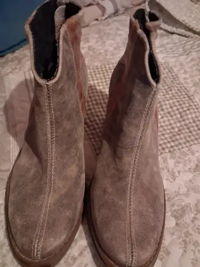 Botines de gamuza y aplicacion cuero. - miniatura 1