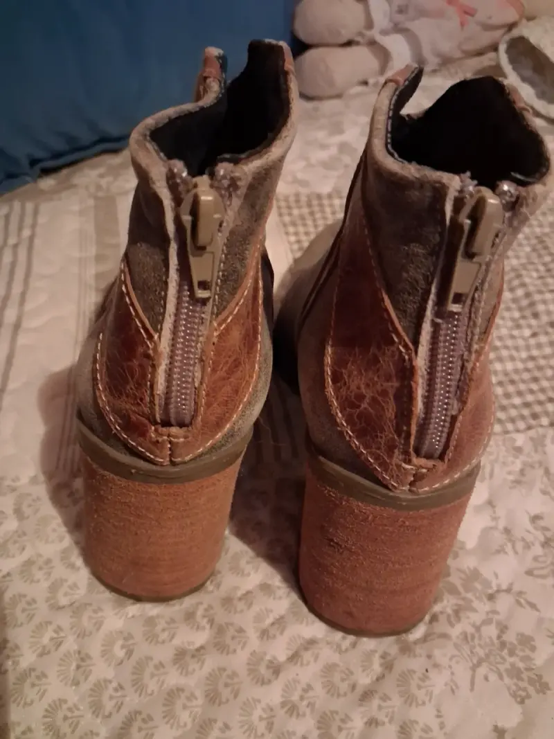 Botines de gamuza y aplicacion cuero. - 2