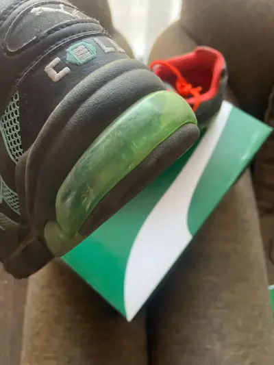 Zapatillas deportivas negras y rojas - miniatura 2