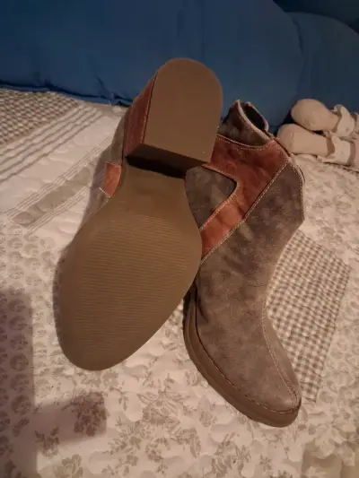 Botines de gamuza y aplicacion cuero. - miniatura 3