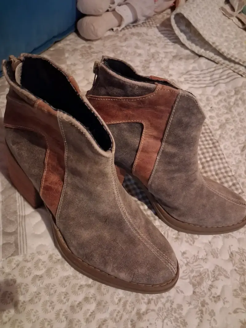 Botines de gamuza y aplicacion cuero. - 5
