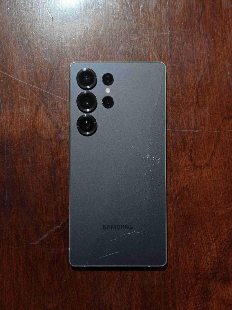 Smartphone Samsung con pantalla agrietada - 1