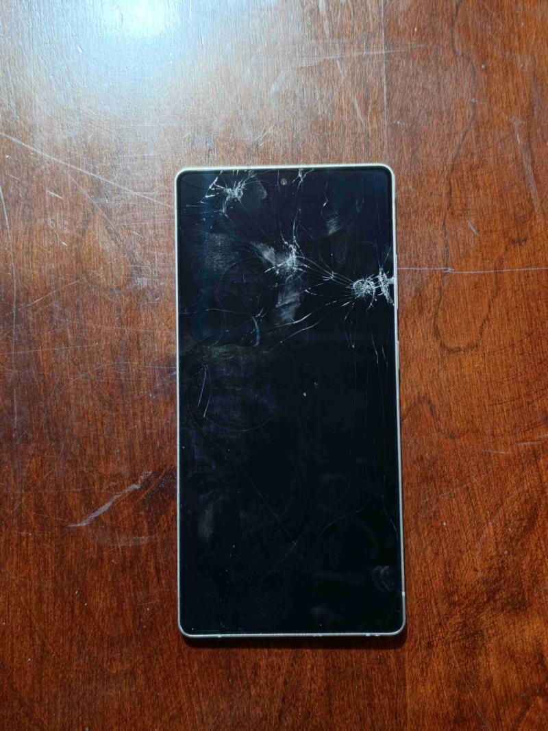 Smartphone Samsung con pantalla agrietada - 2