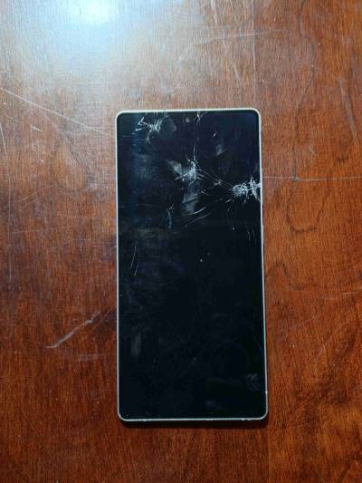 Smartphone Samsung con pantalla agrietada - miniatura 2