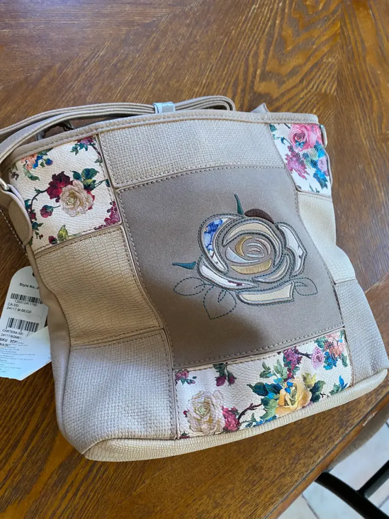 Cartera beige floral bordada
