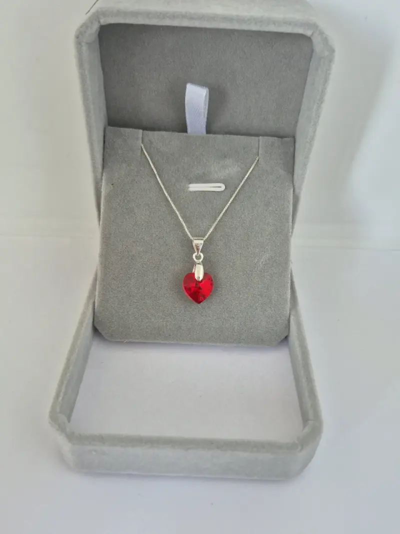Collar con colgante de corazón rojo