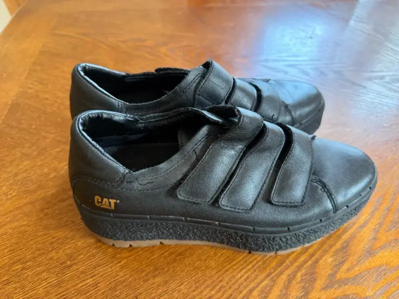 Zapatos negros CAT con velcro - 1