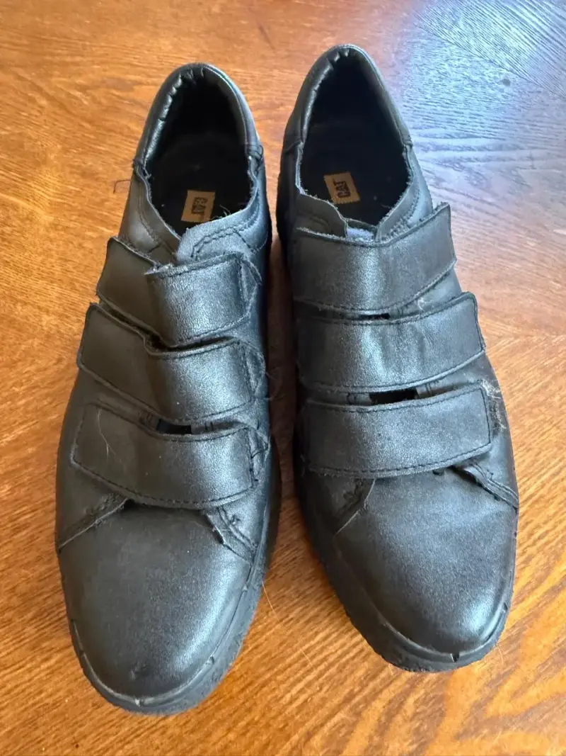 Zapatos negros CAT con velcro - 2