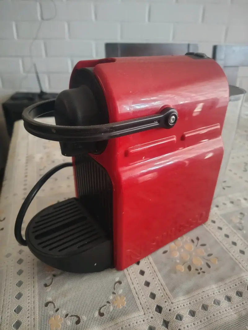 Cafetera Nespresso roja - 1