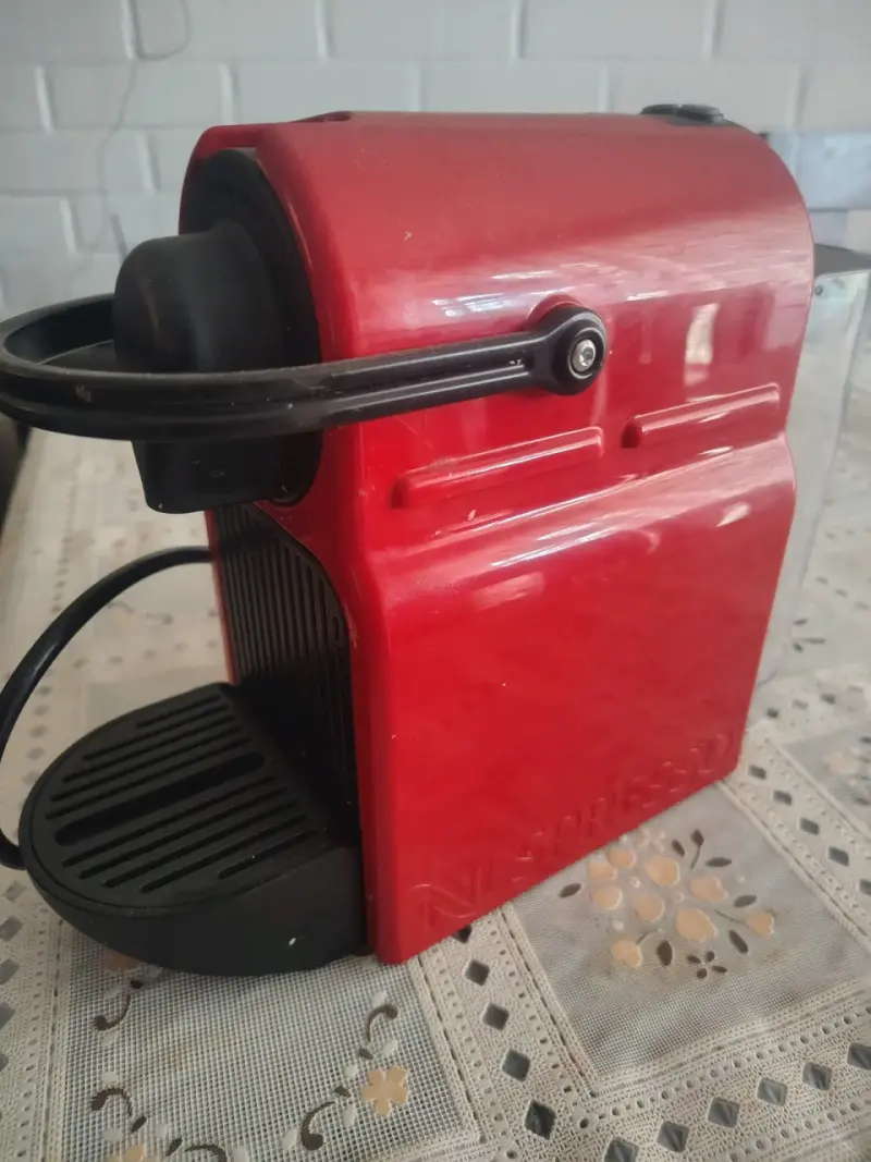Cafetera Nespresso roja - 2