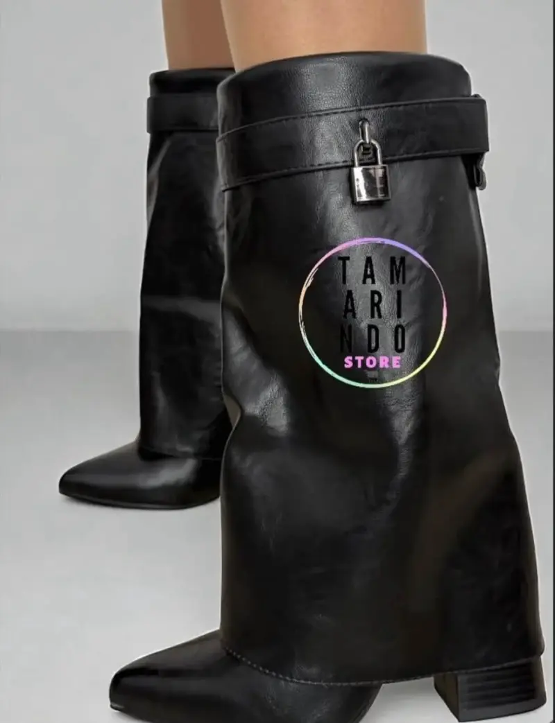 Botas negras con diseño