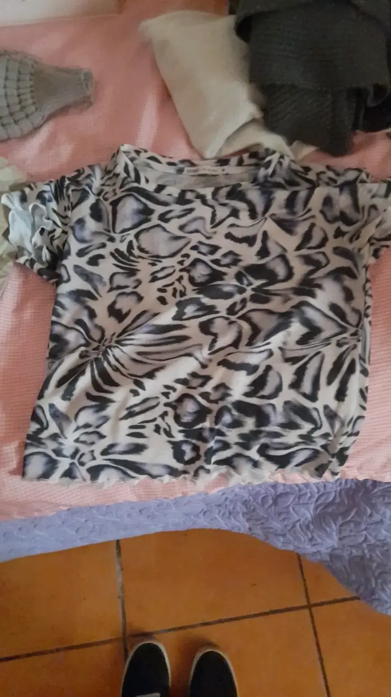 Polera estampada en blanco y negro animal print