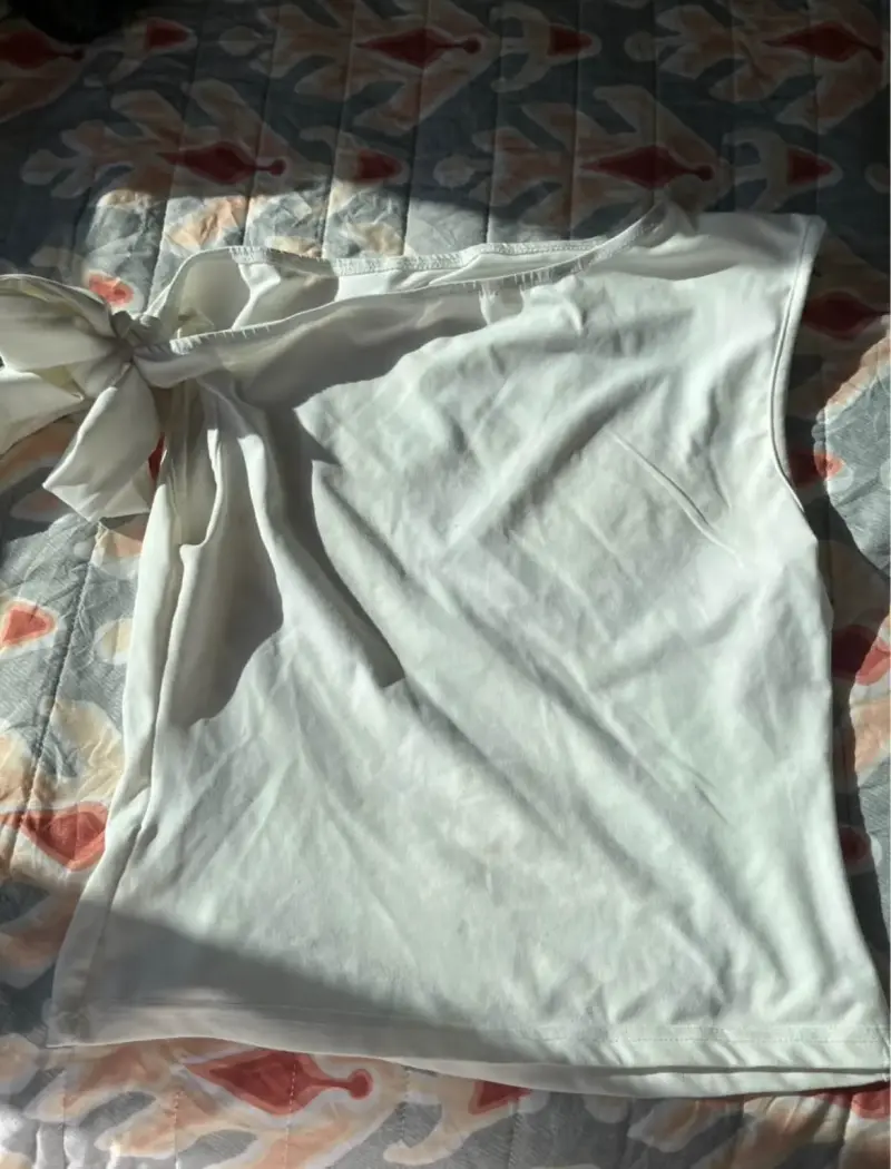 top blanco sin mangas