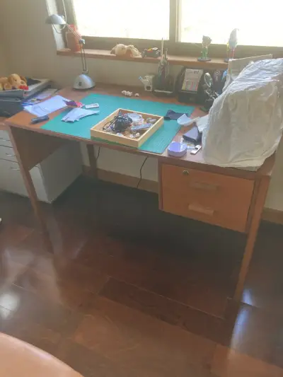Escritorio de madera con cajones - miniatura 1