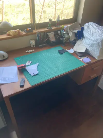 Escritorio de madera con cajones - miniatura 2