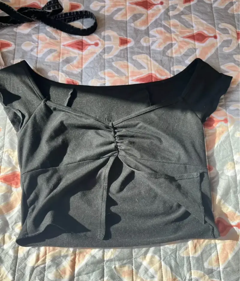 Polera negra de hombros descubiertos