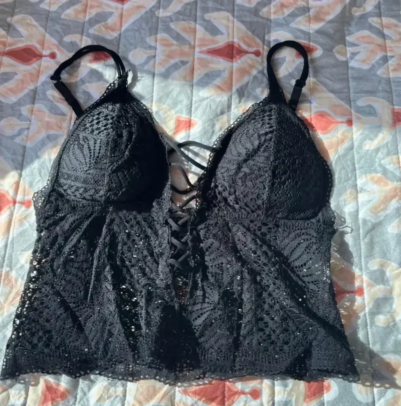Top de encaje negro