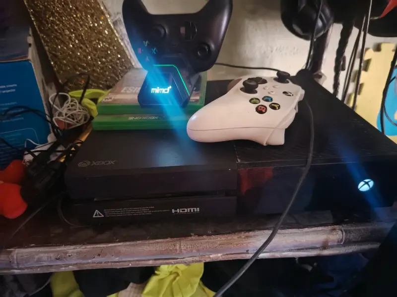 Consola Xbox One con controles - 1