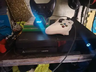 Consola Xbox One con controles - miniatura 1