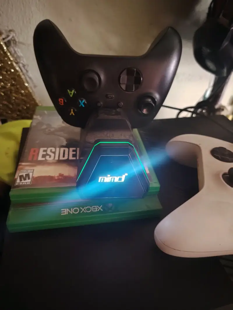 Consola Xbox One con controles - 3