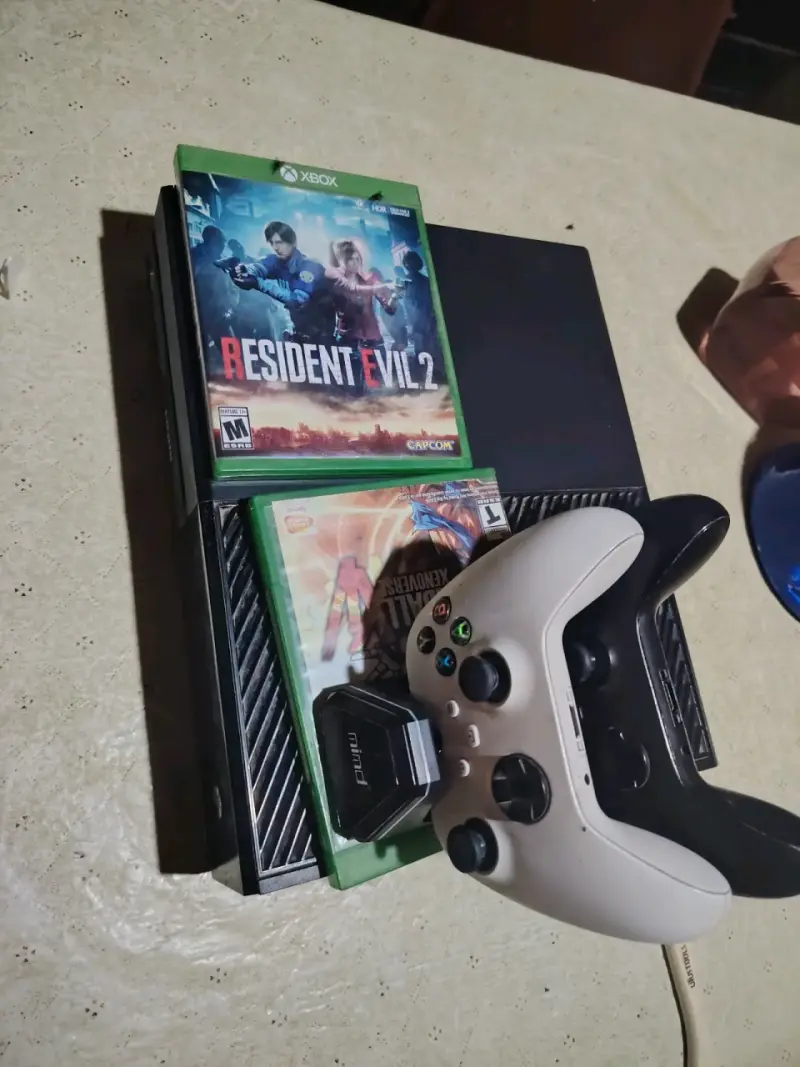 Consola Xbox One con controles - 4