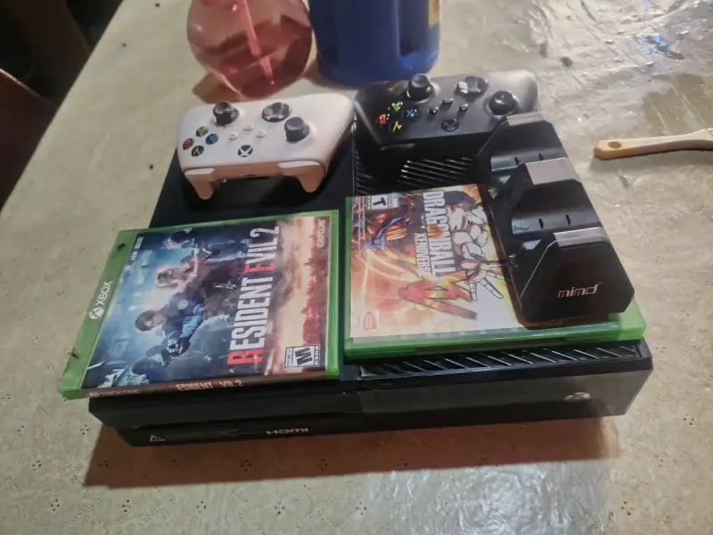 Consola Xbox One con controles - 6