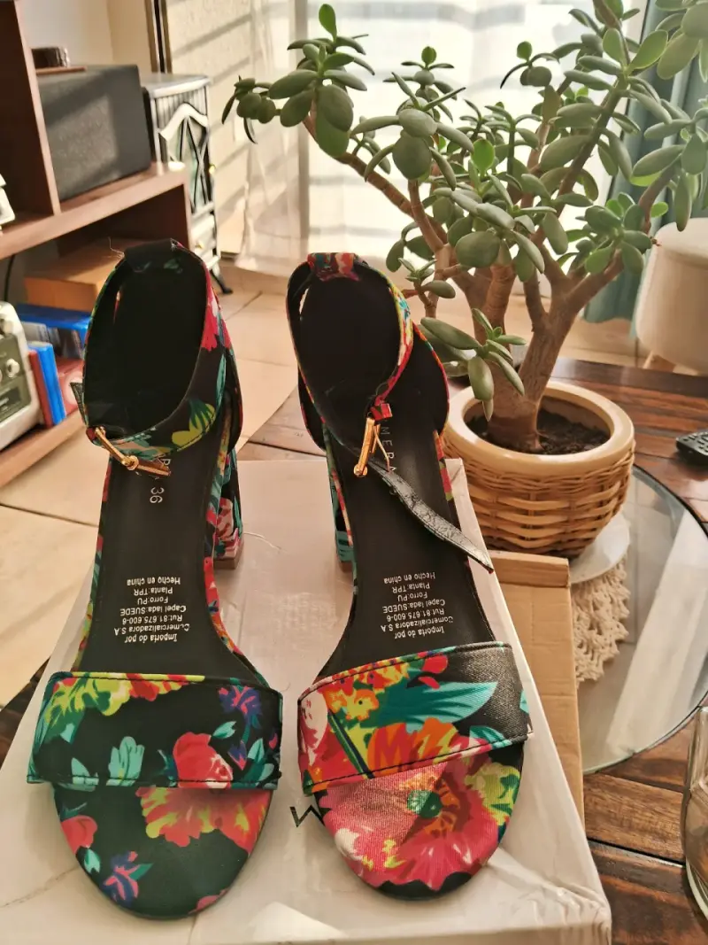 Sandalias de tacón floral - 1