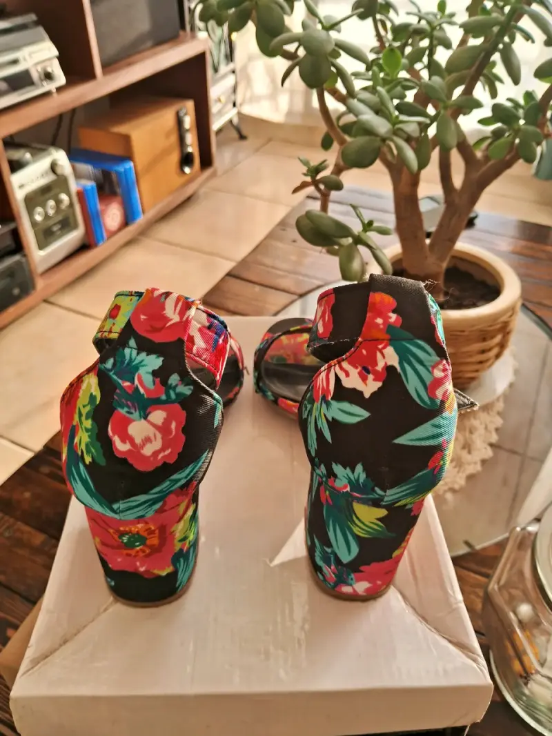 Sandalias de tacón floral - 3