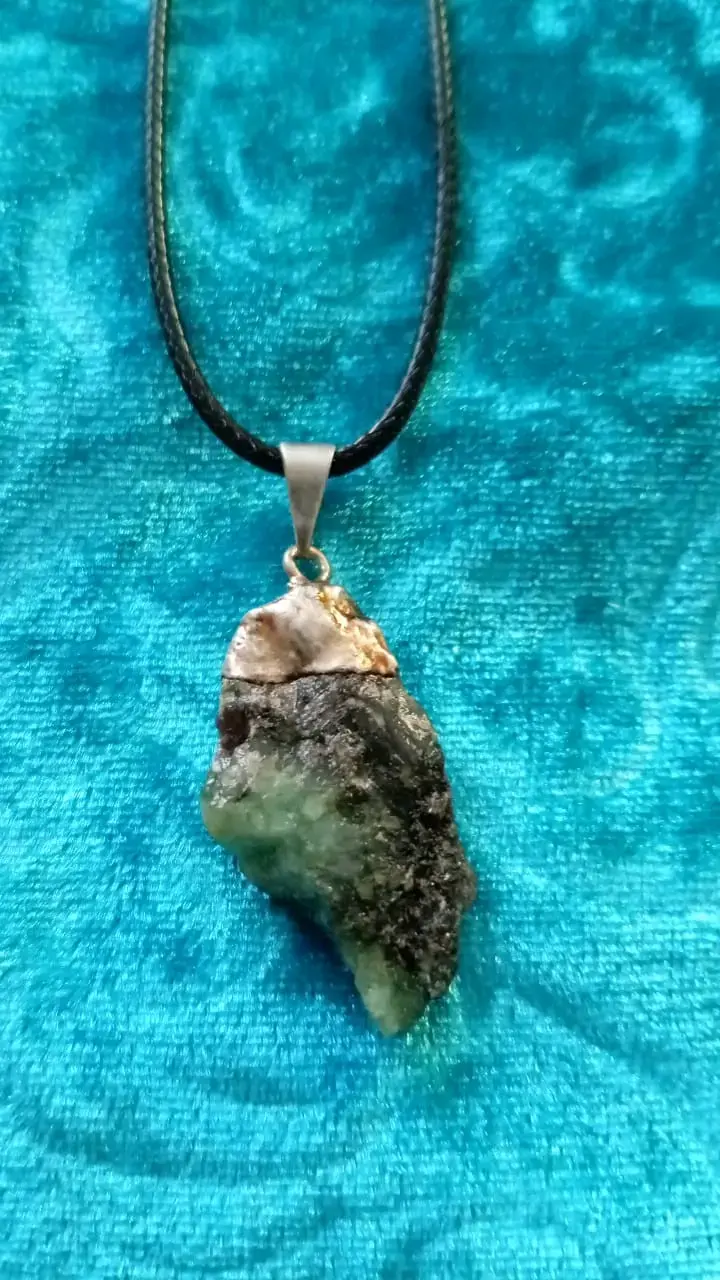 Collar con colgante de piedra natural