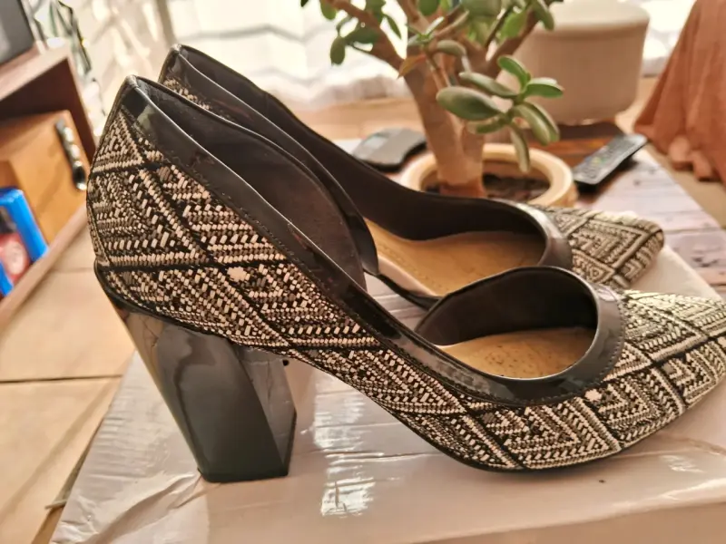 Tacones negros con diseño geométrico - 1