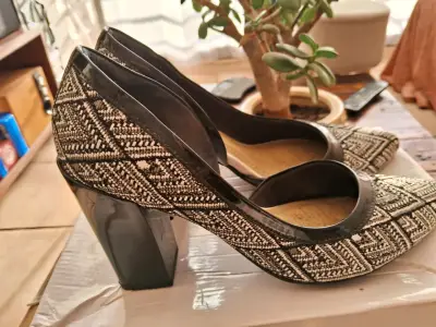 Tacones negros con diseño geométrico - miniatura 1