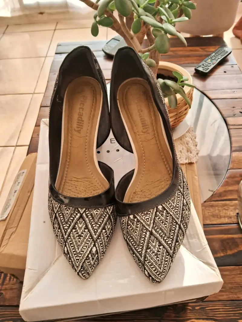 Tacones negros con diseño geométrico - 2