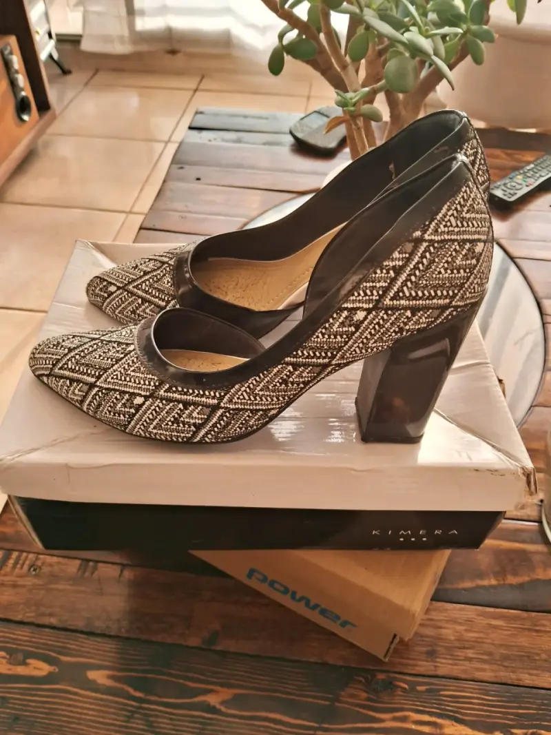 Tacones negros con diseño geométrico - 3